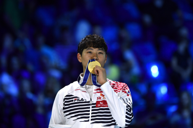 오상욱(성남시청)이 19일(한국시각) 헝가리 부다페스트에서 열린 2019 펜싱 세계선수권대회 남자 사브르 개인전 결승에서 우승을 차지한 뒤 금메달을 목에 걸고 기뻐하고 있다. 오상욱은 이날 안드라스 사트마리(헝가리)를 15-12로 격파하고 세계랭킹 1위에 올랐다. 연합뉴스