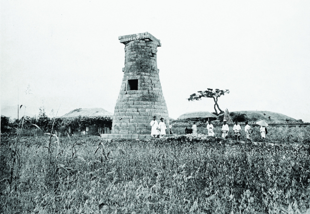 1920년대 첨성대 주변 모습. 첨성대 주변까지 민가가 들어와있는 모습이 이채롭다. 경주신문 제공