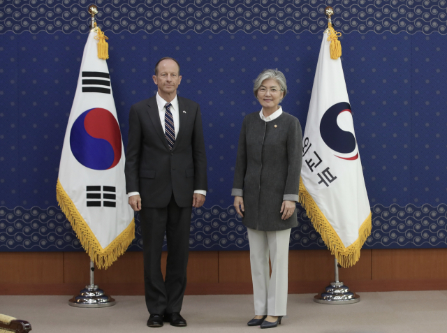 강경화 외교부 장관이 17일 오후 서울 종로구 외교부청사에서 데이비드 스틸웰 신임 미국 국무부 동아시아 태평양 담당 차관보를 접견하기 전 기념촬영 하고 있다. 연합뉴스