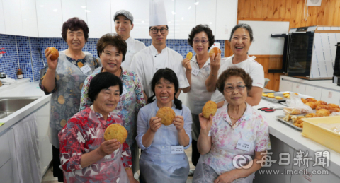 안동 임동면 수곡리 무실마을 주민들이 6월 안동농업기술센터가 마련한 제과 제빵 교육을 받으면서 활짝 웃고 있다. 안동시 제공