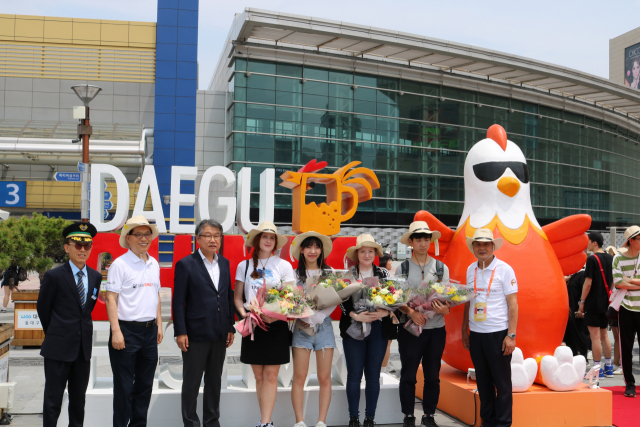 17일 동대구역 광장에서 대구 치맥 페스티벌에 참석하는 외국인 관광객 환영행사가 열리고 있다. 이들 관광객은 고속열차를 활용해 운영하는 