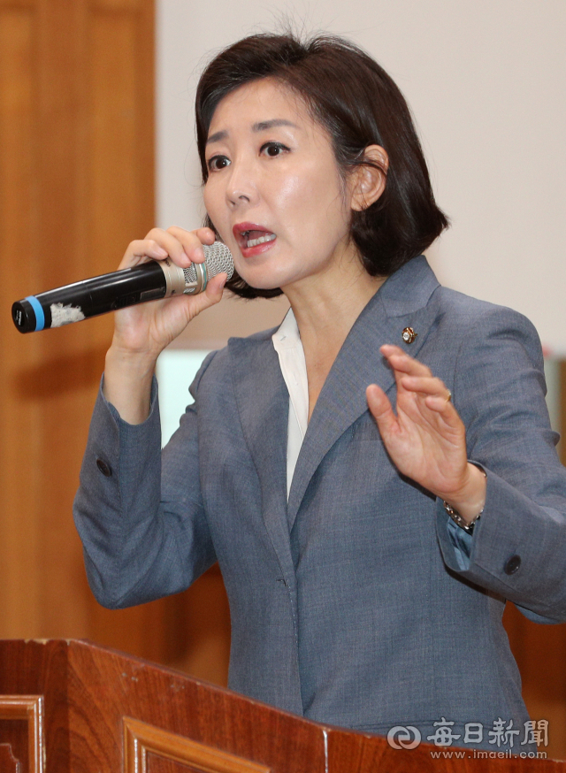 나경원 자유한국당 원내대표가 최근 대구 달서구 노인종합복지관에서 열린 달서병 당원협의회 당원교육에서 특강을 하고 있다. 성일권 기자 sungig@imaeil.com