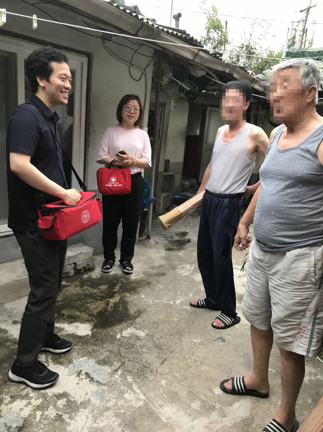 지난 18일 서구청은 폭염 보호대책의 일환으로 쪽방촌 주민에게 쿨매트를 전달했다. 대구 서구청 제공.