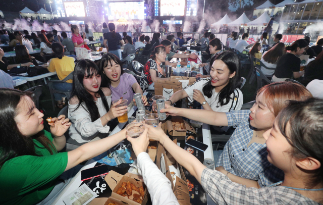 2019 대구치맥페스티벌 행사장을 찾은 시민들이 치킨과 맥주를 즐기고 있다. 성일권 기자 sungig@imaeil.com