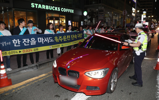 故 윤창호 씨 친구들이 내일부터 시행되는 제2윤창호법을 앞두고 24일 밤 홍보캠페인을 하고 있다. 25일 자정부터 기존 혈중알코올농도 0.05％에서 0.03％로 음주운전 단속기준이 강화된다. 연합뉴스