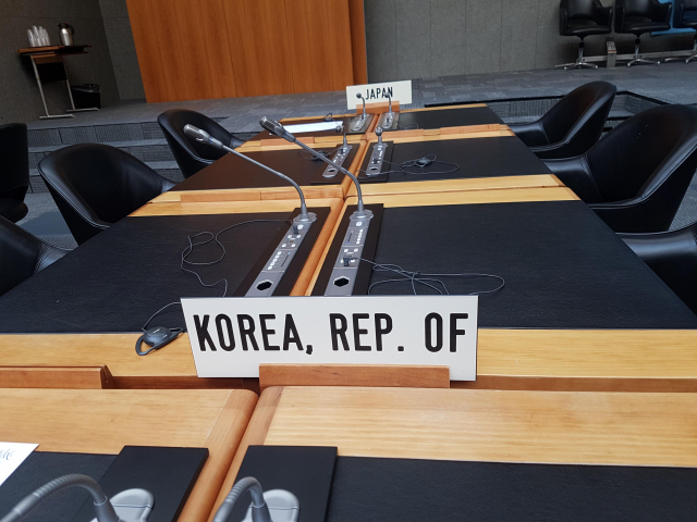 스위스 제네바에서 열린 세계무역기구(WTO) 일반이사회 회의장에 한국 팻말과 일본 팻말이 나란히 배치돼 있다. 이번 이사회에서는 일본의 수출 규제 조치를 논의한다. 연합뉴스