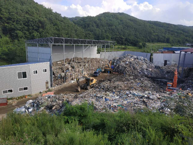 경북 군위군 소보면 달산리에 있는 한 폐기물종합재활용업체가 허용 폐기물 보관량(432t)의 10배 가까이 되는 4천t의 폐기물을 무단 반입해 방치하고 있다. 군위군 제공