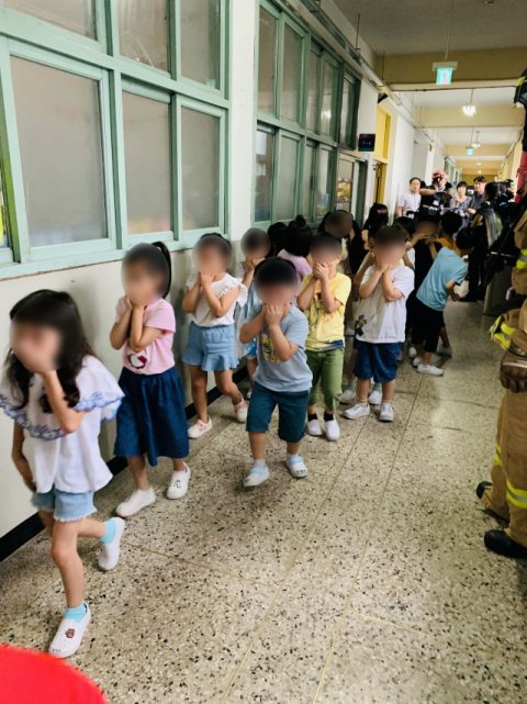 25일 오전 서울 구로구 구일초등학교에서 화학 용액 소량 유출 사고가 발생해 학생들이 대피하고 있다. [구로소방서 제공. 재판매 및 DB 금지] 연합뉴스