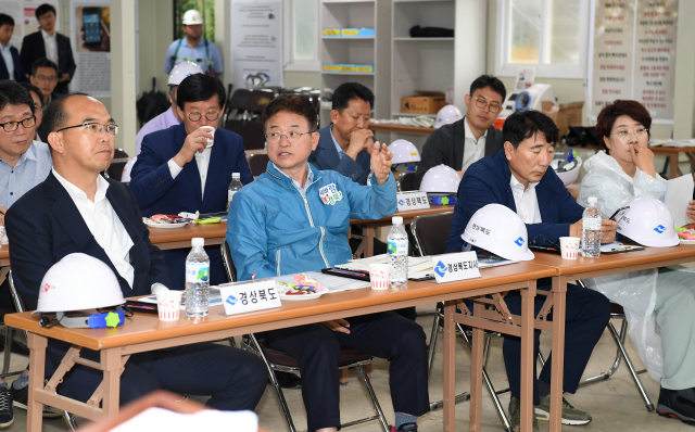 경북 북부권 환경에너지종합타운 공사현장 불시 점검에 나선 이철우 경북도지사가 추진현황 보고를 받고 있다. 경북도 제공