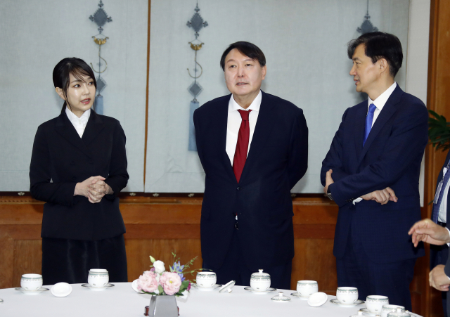 윤석열 신임 검찰총장(가운데)과 부인 김건희 씨(왼쪽)가 25일 오전 청와대에서 열린 윤 총장의 임명장 수여식에서 조국 민정수석과 얘기를 나누고 있다. 연합뉴스