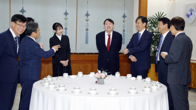 윤석열 신임 검찰총장(가운데)이 25일 오전 청와대에서 열린 임명장 수여식 전 열린 차담회에서 참석한 청와대 수석보좌진과 얘기를 나누고 있다. 왼쪽부터 김상조 정책실장, 강기정 정무수석, 윤 총장 부인 김건희 씨, 윤 총장, 조국 민정수석, 주형철 경제보좌관, 주영훈 경호처장. 연합뉴스