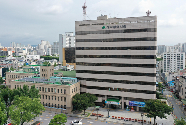 대구시 신청사 건립추진공론화위원회가 신청사 기본구상 수립에 들어간 가운데 대구 시민은 새로 짓는 시청 청사가 대구를 상징하는 랜드마크가 되길 바라는 것으로 최근 조사됐다. 대구 시민은 또 행정 기능 외에 문화, 교육, 편의 등 복합 기능을 갖춘 건축물을 원했다. 사진은 24일 대구 중구 동인동에 있는 현 대구시 시청 청사 모습. 연합뉴스