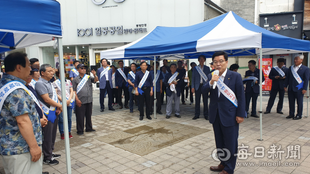 27일 안동시범시민대책위원회가 마련한 안동댐 주변 규제 해소와 경북 북부지방법원 신설을 촉구하는 서명운동과 캠페인에서 김광림 국회의원이 인사말을 하고 있다. 엄재진 기자