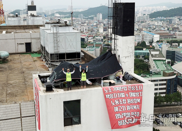 26일 오후 대구 영남대의료원 응급센터 옥상에 천막을 치고 고공농성 중인 병원 해고 노동자가 카메라를 향해 손을 흔들고 있다. 김영진 기자 kyjmaeil@imaeil.com