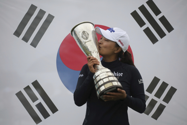 고진영이 28일(현지시간) 프랑스 에비앙레뱅의 에비앙 리조트 골프클럽에서 막 내린 시즌 네 번째 메이저대회 에비앙 챔피언십에서 최종합계 15언더파 269타로 우승한 후 트로피에 입맞춤하고 있다. 연합뉴스