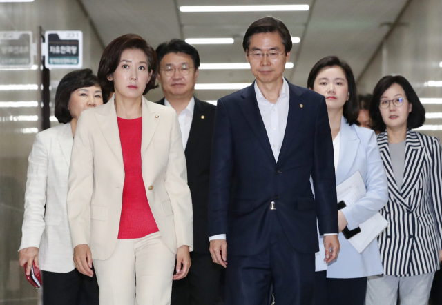 자유한국당 나경원 원내대표가 29일 국회에서 열린 최고위원회의에 들어서고 있다. 연합뉴스