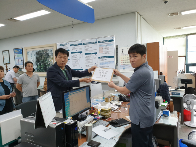 박창호 정의당 경북도당위원장(왼쪽)이 장욱현 영주시장을 뇌물수수 혐의로 대구지검 안동지청에 고발했다. 김영진 기자