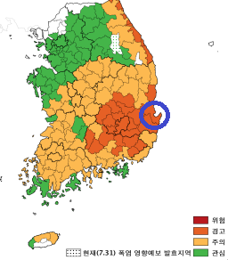 포항이 대구보다 더 덥다. 최근 포항을 비롯해 강릉과 영덕 등 동해안 다수 지역이 전국에서 가장 강한 폭염을 겪고 있다. 파란 동그라미 안 지역이 포항. 기상청 7월 31일 폭염 영향 예보