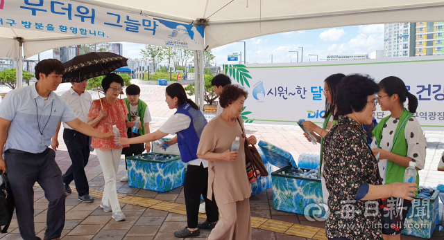 대구시설공단(이사장 김호경) 동대구역광장관리소 직원들은 1일 동대구역광장에서 폭염에 지친 시민들에게 생수와 부채를 나눠주는 행사를 가졌다.