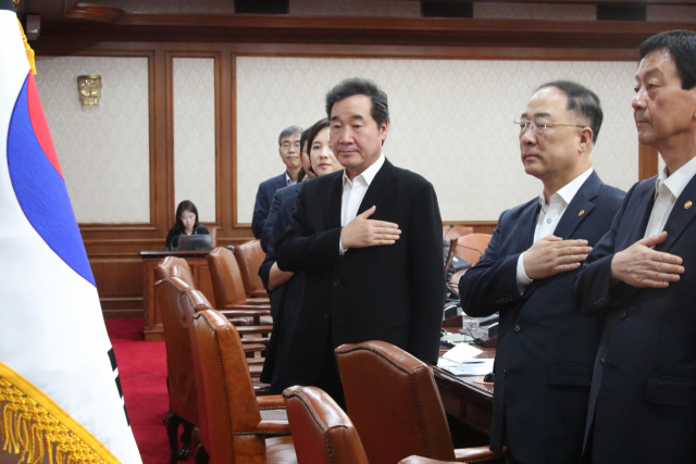 이낙연 국무총리가 3일 오전 정부서울청사에서 5조8천269억원 규모의 추가경정예산(추경) 배정계획안 등을 심의·의결하기 위해 열린 임시국무회의에서 국민의례를 하고 있다. 연합뉴스