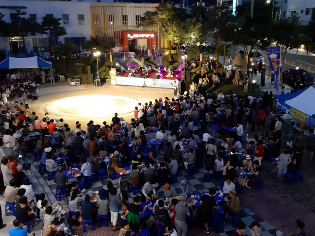 지난 3일 영천시민회관 앞마당에서 치맥축제와 연계해 열린 문화페스티벌 