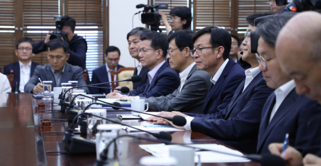 5일 오후 청와대에서 열린 수석·보좌관 회의에서 김상조 정책실장 등 참석자들이 문재인 대통령의 발언을 듣고 있다. 연합뉴스