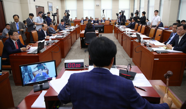 더불어민주당 소속 안규백 국방위원장이 5일 여의도 국회에서 열린 국방위원회 전체회의에서 