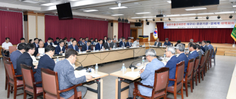 대구시는 일본의 백색국가 배제와 관련해 5일 경제계, 유관기관 긴급 대책회의를 열고 기업별 현황 조사, 소재부품 대체 지원체계 마련 등 대책 마련에 나섰다. 대구시 제공.