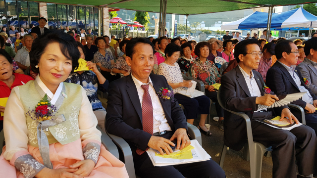 지난달 29일 열린 문경 뮤지엄 예식장 개관식에서 엄재국(왼쪽에서 3번째) 작가가 부인 송희순 씨와 함께 밝은 표정으로 축사를 경청하고 있다. 고도현 기자