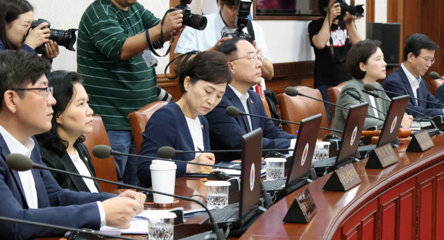 홍남기 부총리 겸 기획재정부 장관과 유은혜 사회부총리 겸 교육부 장관, 유명희 통상교섭본부장(왼쪽에서 두 번째) 등이 6일 정부서울청사와 세종청사를 영상으로 연결해 열린 국무회의에 참석해 이낙연 국무총리의 발언을 듣고 있다. 연합뉴스