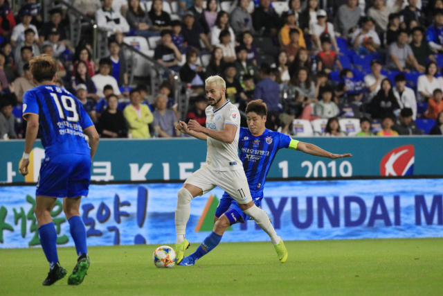 지난 5월 29일 울산 문수경기장에서 열린 울산과의 14라운드 경기에서 대구FC 세징야 선수가 돌파를 시도하고 있다. 대구FC 제공.