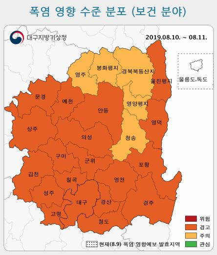 대구지역에 폭염이 계속되는 5일 현대백화점 대구점 야외광장에 설치된 아스팔트 위에 녹은 핸드백과 아이스크림 등 대프리카 조형물이 눈길을 끌고 있다. 대프리카는 대구가 아프리카만큼 덥다는 비유적 표현이다. 조형물은 현대백화점 대구점이 지난 2015년부터 진행하는 