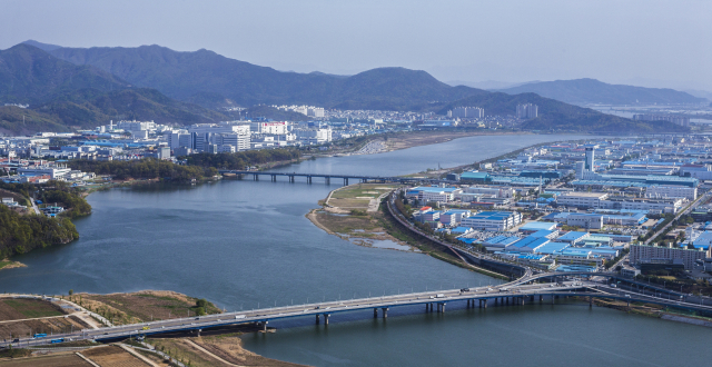 구미국가산업단지 내 임직원 50인 미만 중소기업의 공장 가동률이 30%대에 그치는 등 경영 악화로 고사 직전이란 하소연이 나오고 있다. 구미국가산업단지 전경. 매일신문 DB