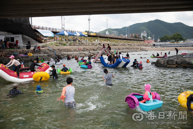 11일 열린 청송사과트레일런 대회 참가자 가족과 일반 관광객들이 더위를 식히기 위해 대회장에 마련한 강수욕장에서 물놀이를 즐기고 있다. 이날 강수욕장에는 메기 잡기 등 다양한 부대행사가 진행됐다. 윤영민 기자