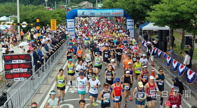 지난해 경북 청송군 현비암 강수욕장에서 열린 2019 청송사과 트레일런 출발 모습. 하프코스와 10km, 5km, 걷기코스 등 4개 종목에 선수 1천500여 명을 비롯해 모두 2천여 명이 참가해 성황을 이뤘다. 올해는 이 대회가 