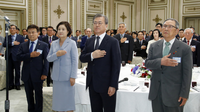 문재인 대통령과 부인 김정숙 여사가 13일 오후 청와대 영빈관에서 열린 독립유공자 및 후손 초청 오찬에서 국기에 경례하고 있다. 연합뉴스