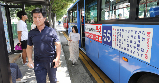 대구시와 영천시의 대중교통 무료 환승 시범 운영이 시작된 13일 오전 대구 동구 안심역 버스정류장에서 시민들이 영천시내버스를 하차하고 있다. 무료환승은 대구시내버스 115개노선, 대구도시철도1~3호선, 경산시내버스 30개노선 및 영천시내버스 117개노선에 적용되며 무료환승 혜택은 반드시 교통카드를 사용해야 된다. 김영진 기자 kyjmaeil@imaeil.com