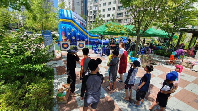 물놀이장을 찾은 주민들이 직접 활쏘기 체험을 하고 있다. 예천군 제공