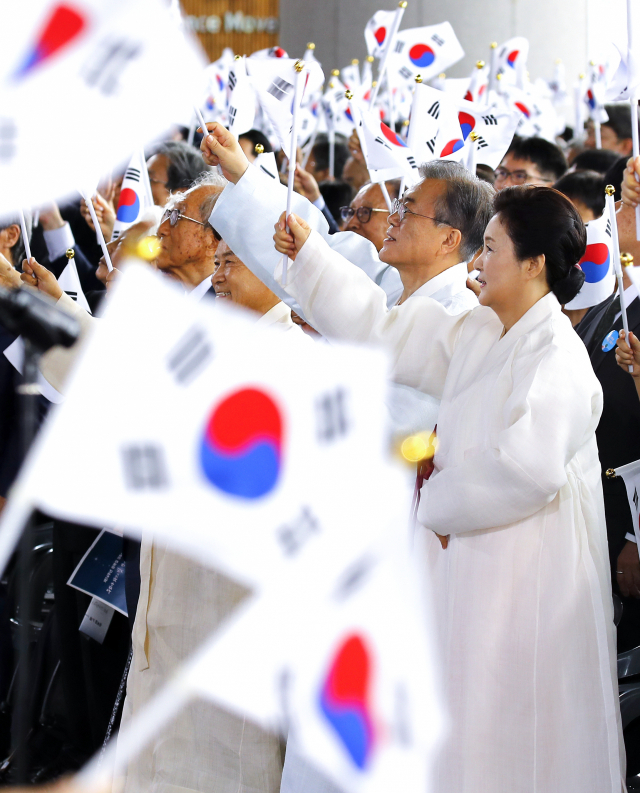 문재인 대통령과 부인 김정숙 여사가 15일 오전 천안 독립기념관 겨레의 집에서 열린 제74주년 광복절 경축식에서 참석자들과 함께 만세삼창을 하고 있다. 연합뉴스