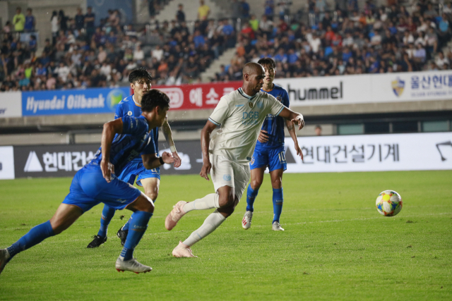 11일 울산종합운동장에서 열린 울산현대와의 경기에서 대구FC가 0-1로 끌려가던 후반 38분. 대구 에드가가 오른발 슛을 날리고 있다. 이날 부상으로 한달반만에 복귀한 에드가는 동점골을 터트리며 팀을 패배 위기에서 구했다. 대구FC제공.