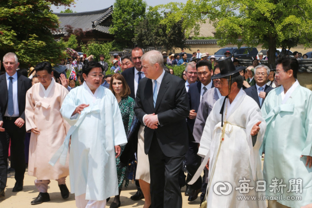 지난 5월 경북 안동을 방문한 영국의 앤드루 왕자(앞줄 오른쪽에서 3번째). 안동시 제공