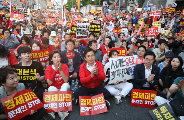 지난달 25일 오후 서울 광화문 세종문화회관 앞에서 열린 자유한국당 6번째 