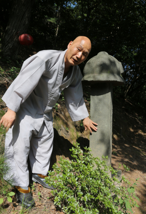 경주 안강 용운사 주지 대성스님이 안강전투 전사자 위령비 앞에서 비문에 대해 설명하고 있다. 김도훈 기자