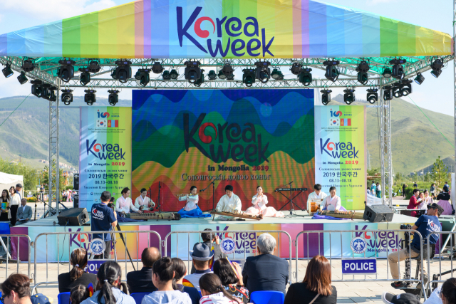 18일 끝난 몽골의 2019 한국 주간 행사에 초청돼 공연하고 있는 소지음회. 소지음회 제공