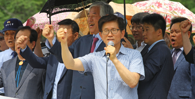 김문수 전 경기도지사가 2일 오전 청와대 앞에서 정부의 외교정책을 비판하는 구호를 외치고 있다. 연합뉴스