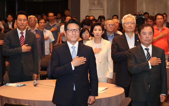 오세훈 전 서울시장(왼쪽부터), 바른미래당 정병국 의원, 자유한국당 나경원 원내대표, 정의화 전 국회의장, 김병준 전 자유한국당 비대위원장이 20일 프레스센터에서 열린 