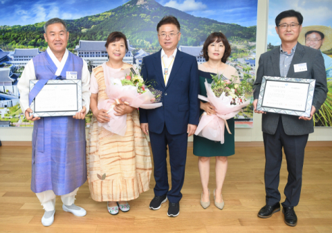 21일 향토뿌리기업 지정기업 인증패 수여식 참석자들이 이철우 경상북도지사(가운데)와 기념사진을 찍고 있다. 왼쪽이 허씨비단직물 대표 허호 씨, 오른쪽이 회곡양조장 대표 권용복 씨. 경북도 제공