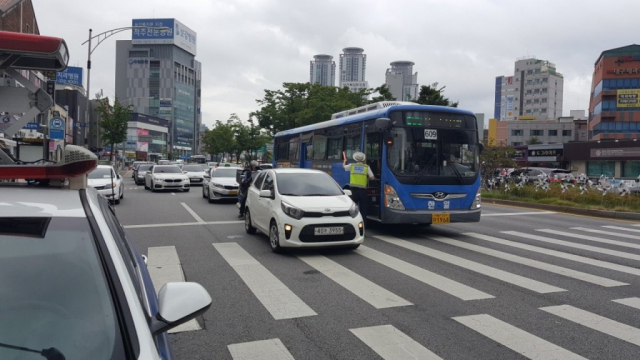 21일 오후 3시 40분쯤 대구 달구벌대로 반월당네거리 지점에서 버스가 SUV차량을 추돌하는 사고가 발생했다. 경찰과 소방당국이 출동해 부상자를 옮기고 차량 정리를 하고 있다. 대구소방본부 제공.