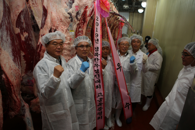 경북한우경진대회 고급육 품평회에서 심사관들이 기념촬영을 하고 있다. 경북농협 제공