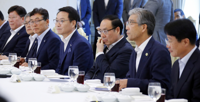 오세정 서울대 총장을 비롯한 국립대 총장들이 22일 오후 청와대에서 열린 국립대 총장 초청 오찬 간담회에서 문재인 대통령의 발언을 듣고 있다. 오른쪽부터 정병석 전남대, 김남경 경남과기대, 오세정, 김헌영 강원대, 송석언 제주대, 박준훈 한국교통대, 고영진 순천대 총장. 연합뉴스